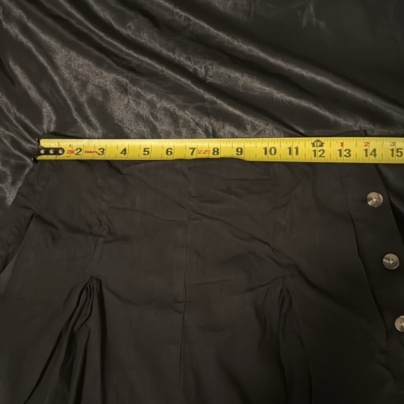 Vince Pleat Front Shorts In Black‎ Linen Blend Size 6 Side Button Closure EUC - Picture 6 of 8